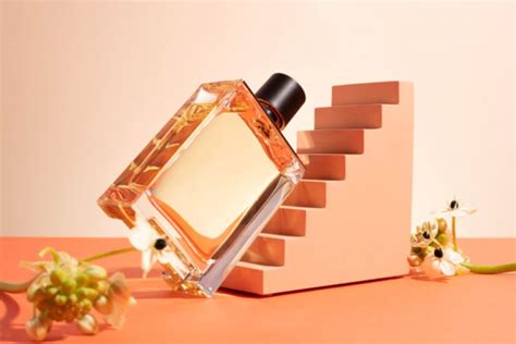 parfum wanita dengan wangi.